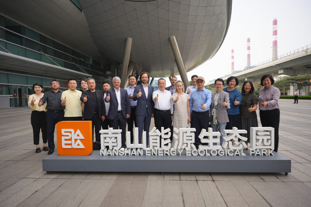 Die Schweizer Delegation des Sino-Swiss ZEB Project posiert für ein Gruppenfoto beim Schild des Nanshan Energy Ecological Park