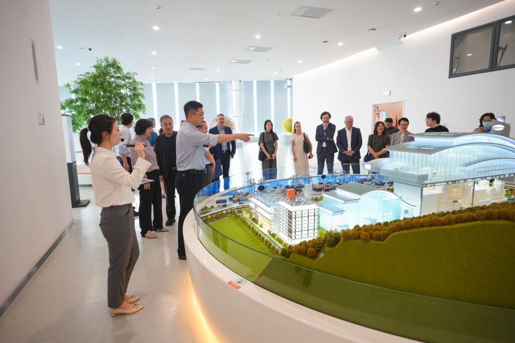 Die Delegation begutachtet ein Miniaturmodell des Nanshan Energy Ecological Park.