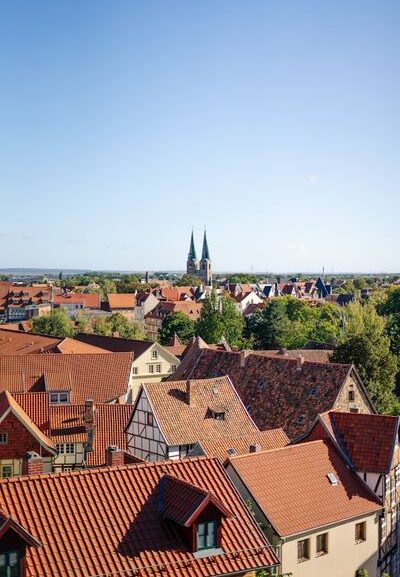 Luftaufnahme einer Kleinstadt mit historischer Altstadt und dichter Bebauung – beispielhafter kommunaler Raum für Klimaschutzkonzepte.