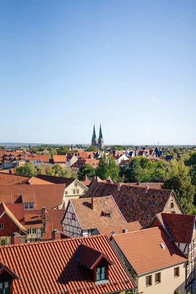 Luftaufnahme einer Kleinstadt mit historischer Altstadt und dichter Bebauung – beispielhafter kommunaler Raum für Klimaschutzkonzepte.