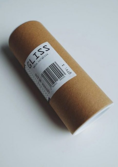 Versandhülse aus Karton mit Etikett als Symbol für Produktkennzeichnung und EPDs