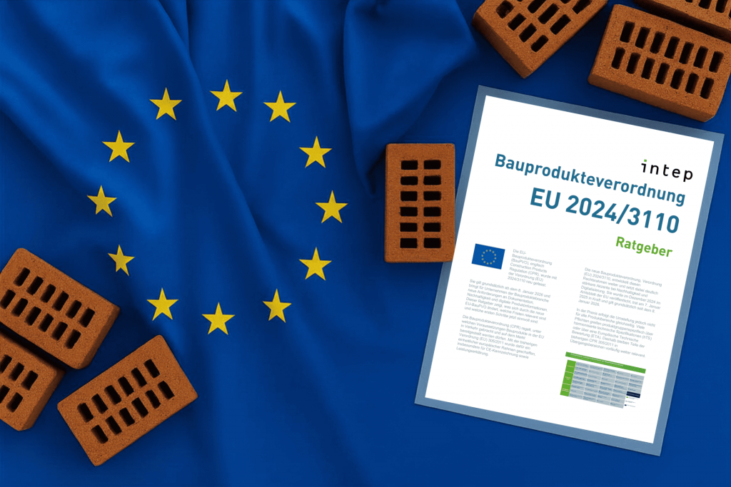Visualisierung zur Bauproduktenverordnung EU 2024/3110 mit EU‑Flagge, Bauziegeln und einem Ratgeber‑Dokument zur regulatorischen Einordnung.