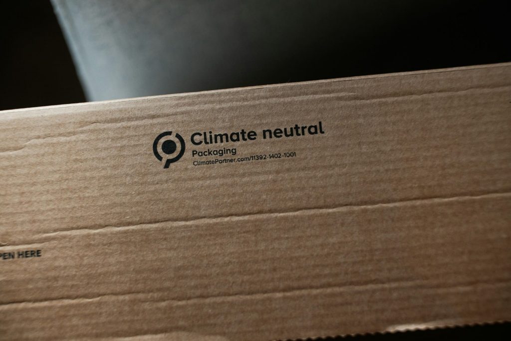 Kartonverpackung mit Aufdruck ‚Climate neutral Packaging‘ – Beispiel für eine Klimaneutralitäts‑Aussage auf Verpackungen.