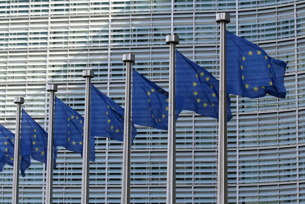 Wehende Europaflaggen vor dem Gebäude der EU-Kommission